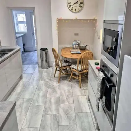 Hotwells Spacious Flat Sleeps Three